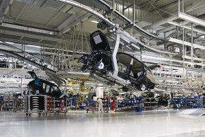 Präzisionsroboter sorgt für Qualität im Fahrzeugbau