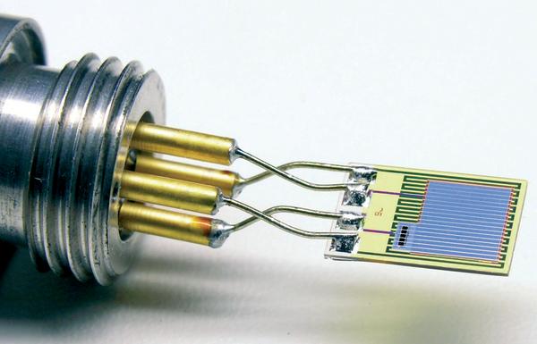 Monolithischer Sensor für die Messung von Feuchte & Temperatur