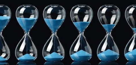 Collection_of_hourglasses_with_blue_sand_showing_the_passage_of_time